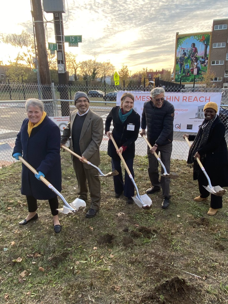 DCDHCD's tweet photo. We took advantage of that golden hour light to (literally) break ground on two affordable family-sized homes in #historicanacostia #ward8 by @MiCasaIncDC w/ @LISC_DC. The homes will bring vacant lots back to productive use w/ the help of #HPTF #teamDHCD #36000by2025 https://t.co/tT4xVV3jJC