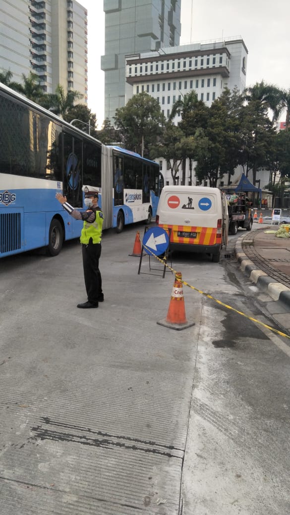 06.34 Imbas perbaikan jalan di sekitar Bundaran Patung Kuda Indosat Jakpus lalin tersendat