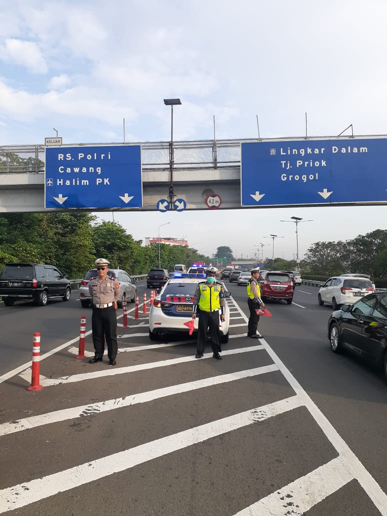 06.40 Situasi lalin di keluar Tol UKI Cawang / Kodam Jaya & arah GT. Cililitan terpantau ramai lancar.