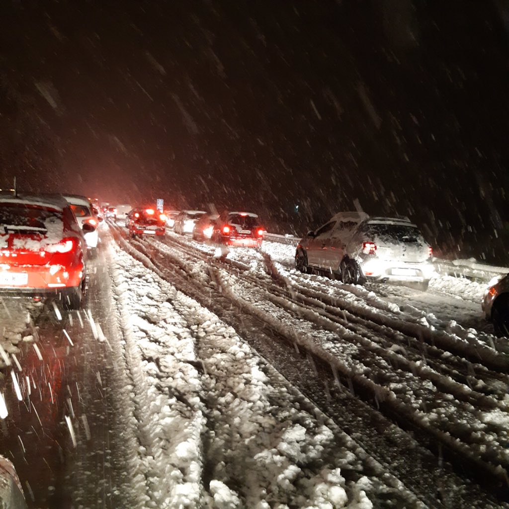 InfosFrancaises's tweet image. NEIGE : Un mort, 200.000 foyers privés d'électricité dans la vallée du Rhône. Circulation extrêmement difficile entre Lyon et Orange en particulier sur l'A7. L'A48 fermée à toute circulation. Jusqu’à 30 à 50 cm de #neige sont tombés dans certaines zones. (Fr bleu / Infoclimat).