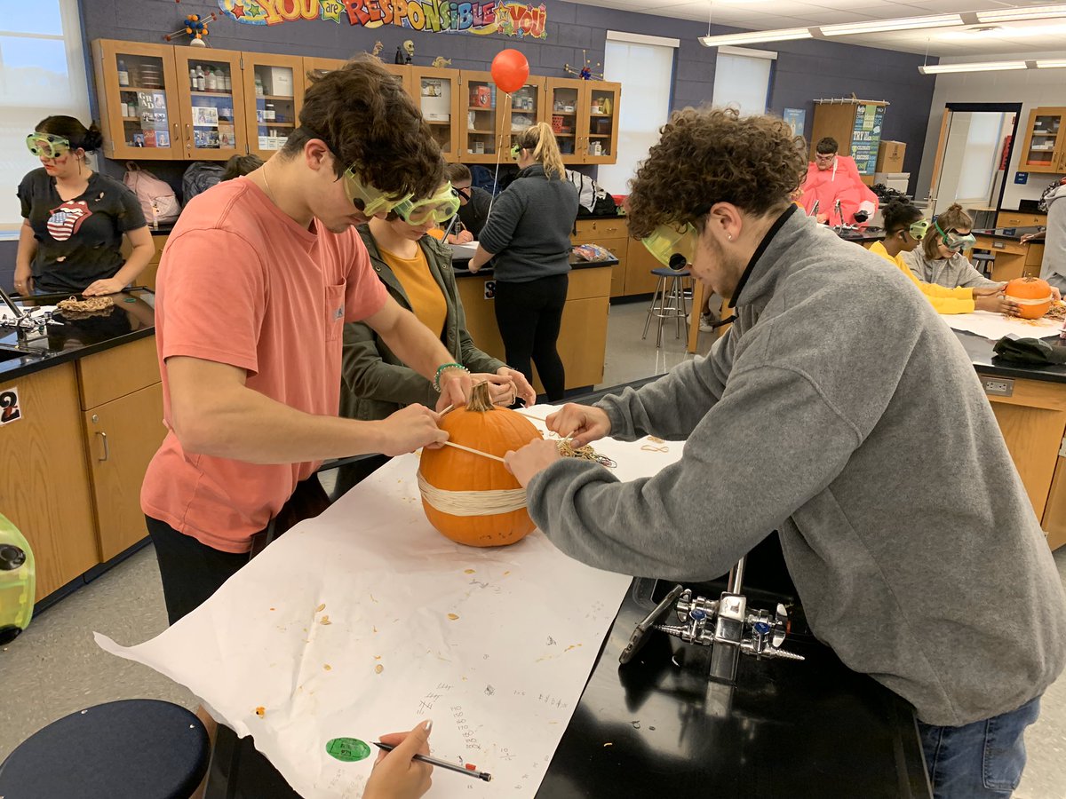 EmmonsJessica's tweet photo. Halloween Science! #Science  #pumpkins https://t.co/znsAvH3t6B