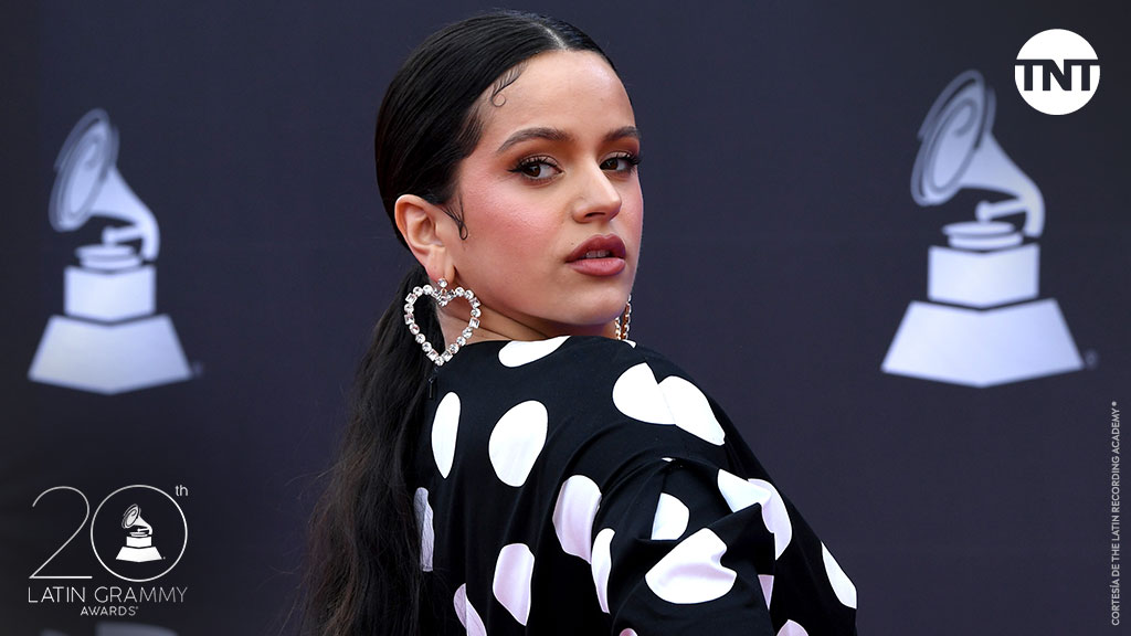 TNTLA's tweet photo. Tan bonita que amenaza 🎶 Llegó @rosaliavt a los #LatinGrammyTNT 😍 

#LatinGRAMMY https://t.co/38tHrlndqK