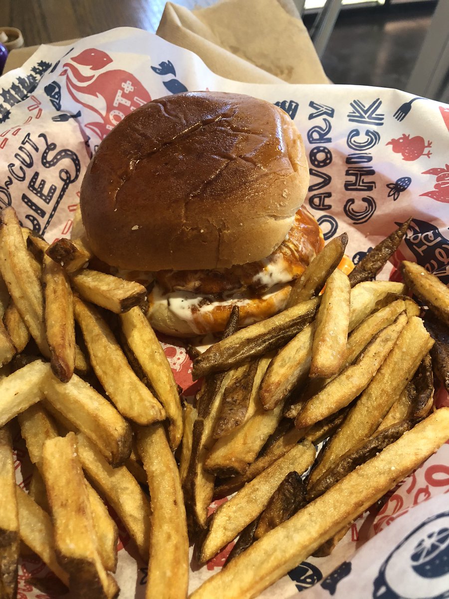 whoIAm220's tweet photo. That is right. Happening now. No cook Thursday @bosschicken915 Seeing how you didn’t beat me here, it is ok just meet me here. I’ll be here til 9!!! #nocookthursday #goodeats #sisd_pie https://t.co/r3sNOp3Nr9