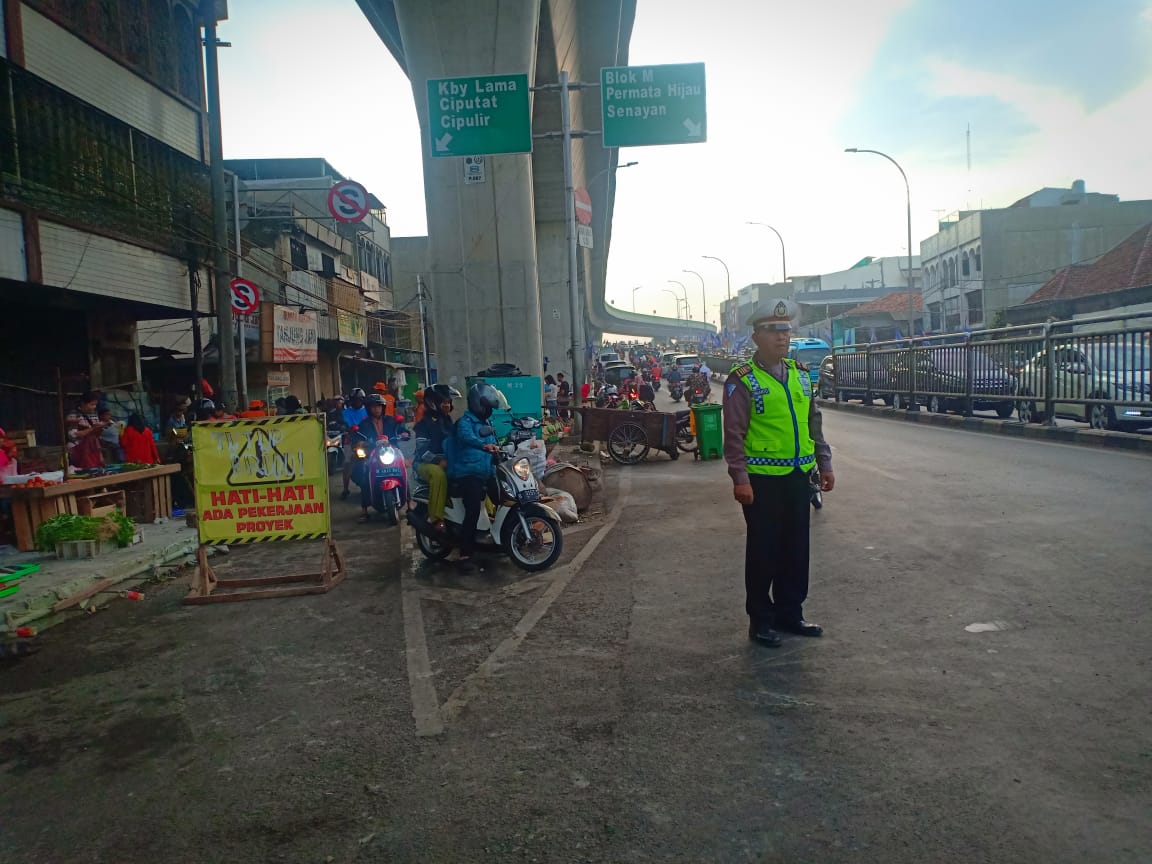 06.54 Imbas perbaikan jalan dan pengecoran jalan di tanjakan fly over Pasar Kebayoran Lama Jaksel sisi sebelah kiri, lalin dari Seskoal arah Ps. Kebayoran lama tersendat