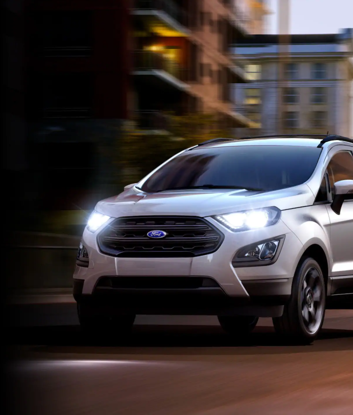 Light up the night with LED signature lighting and halogen projector headlamps, available on EcoSport SE, SES and Titanium trim levels.