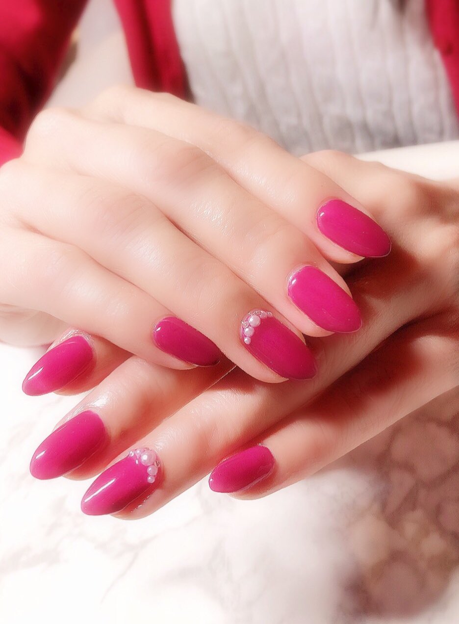 静桜 今回はマゼンダ 毎回ネイルの色を決める時のワクワク感がたまらない 今回もいつもの可愛いネイリストmaikoさんと相談しながら素敵な色を発見 なんと このマゼンダ色は 指先を見るたびに女性ホルモンが活性化されて落ち着いた慈悲の