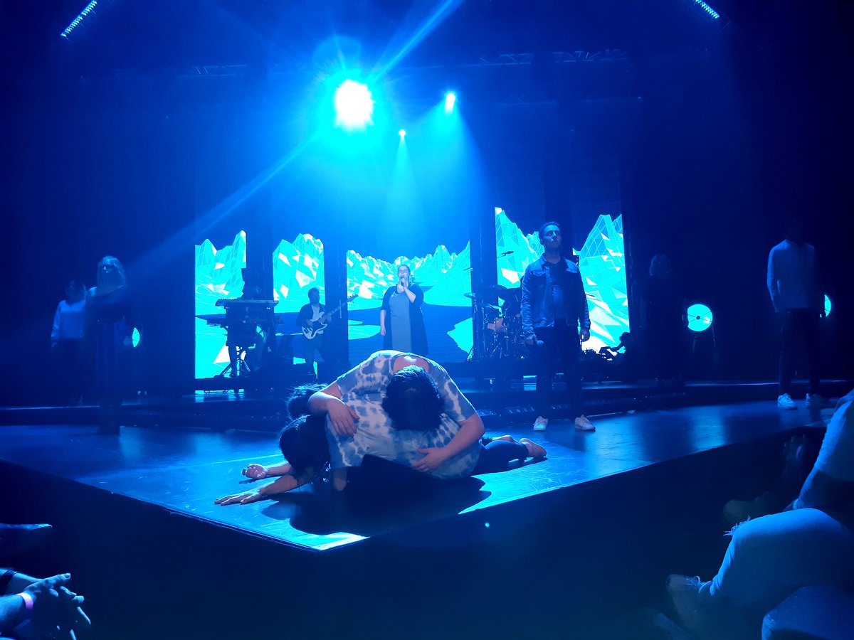 jos_kusters's tweet photo. Professionele @VISTAcollege_ uitvoering "75 jaar bevrijding" door 9 opleidingen waaronder artiest,  podiumtechniek, etc. Enthousiaste studenten brengen de muzikale boodschap van hoop en vertrouwen in een toekomst waar plaats is voor iedereen! Indrukwekkend, wat een toppers! https://t.co/6SHIuWC3Z3