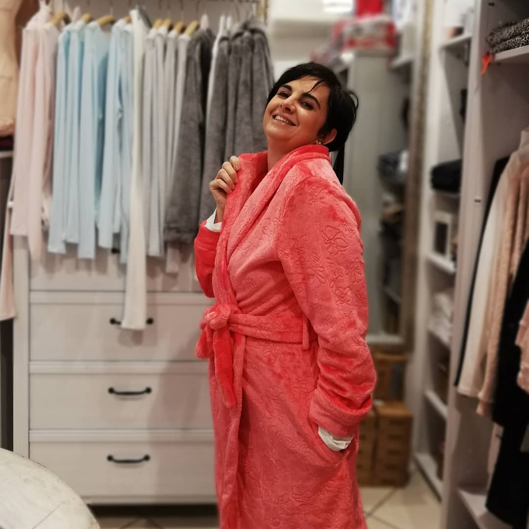 DiIntima's tweet photo. #Modellaperungiorno❤️
#Indosso il #pigiama a fiori di #Verdissima abbinato alla #sua #bellissima #Vestaglia #morbida e #calda
#novembre #freddo #casa #letto #caldo #confort #fashion #fashionblogger #Fashionista #faenza #intimadisabrina #solocosebelle❤️ https://t.co/0sIgYcoRBO