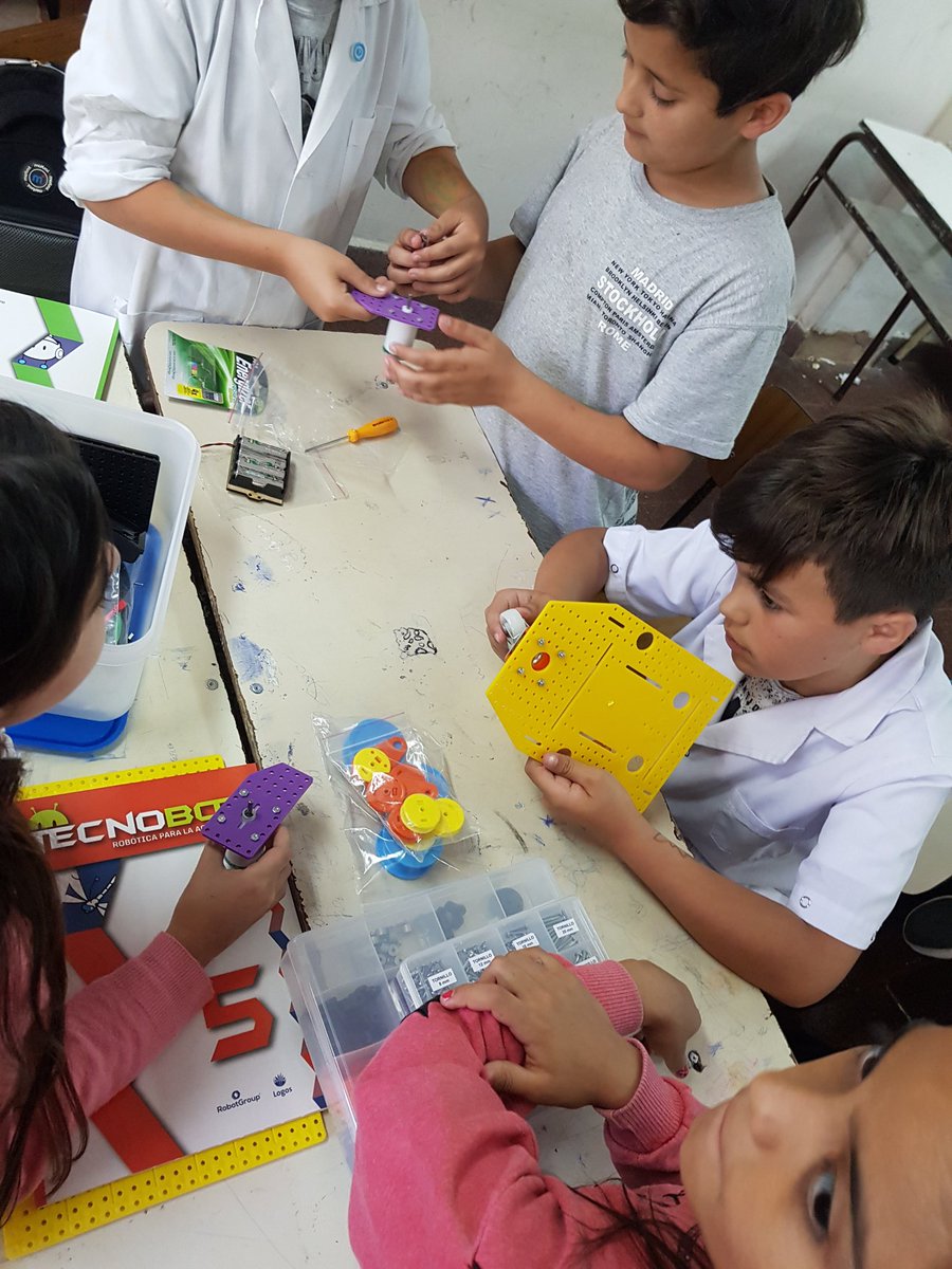 baedurobotr13's tweet photo. #Pergamino
Los chicos de 5D escuela EEP2 estuvieron armando en equipo el auto #robot. Además de la programación se trabaja la motricidad de los alumnos. 
🤖⚙️🔧💻💪🏻

#Programación #Trabajoenequipo 
#Robotica #PPRE
@BAConectados https://t.co/LZa47uhkZg