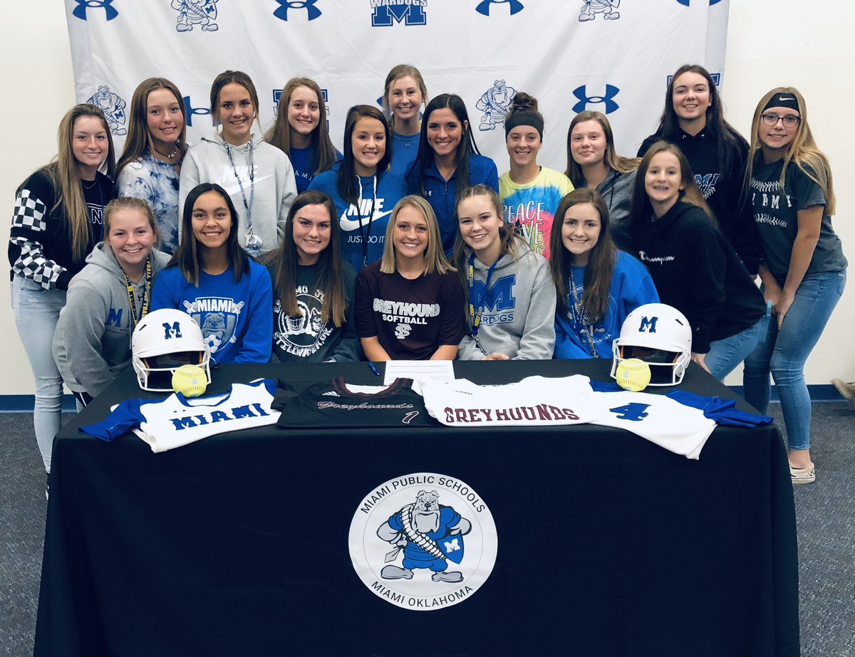 coachstrack9's tweet photo. So proud of my girls @KoriDane and @ishmael_jessie for deciding to continue their softball careers with two great programs! 🖤💙 https://t.co/SVCSZ5ZHnm