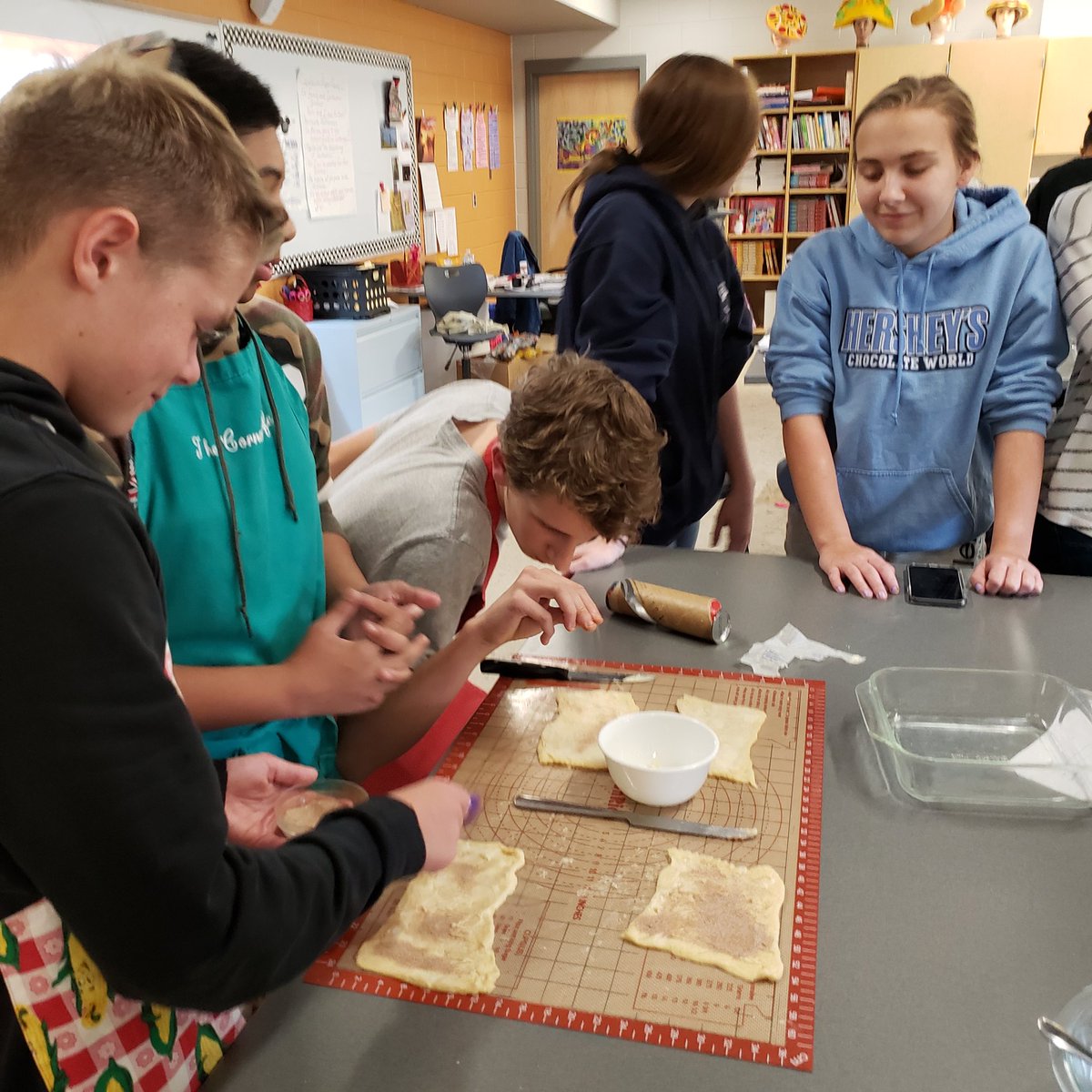 BetsyLewis4's tweet photo. Time to make the cinnaminies! Yum!@powhatanms 8thgraderslovetocook #FACS https://t.co/I7M29EmXf8