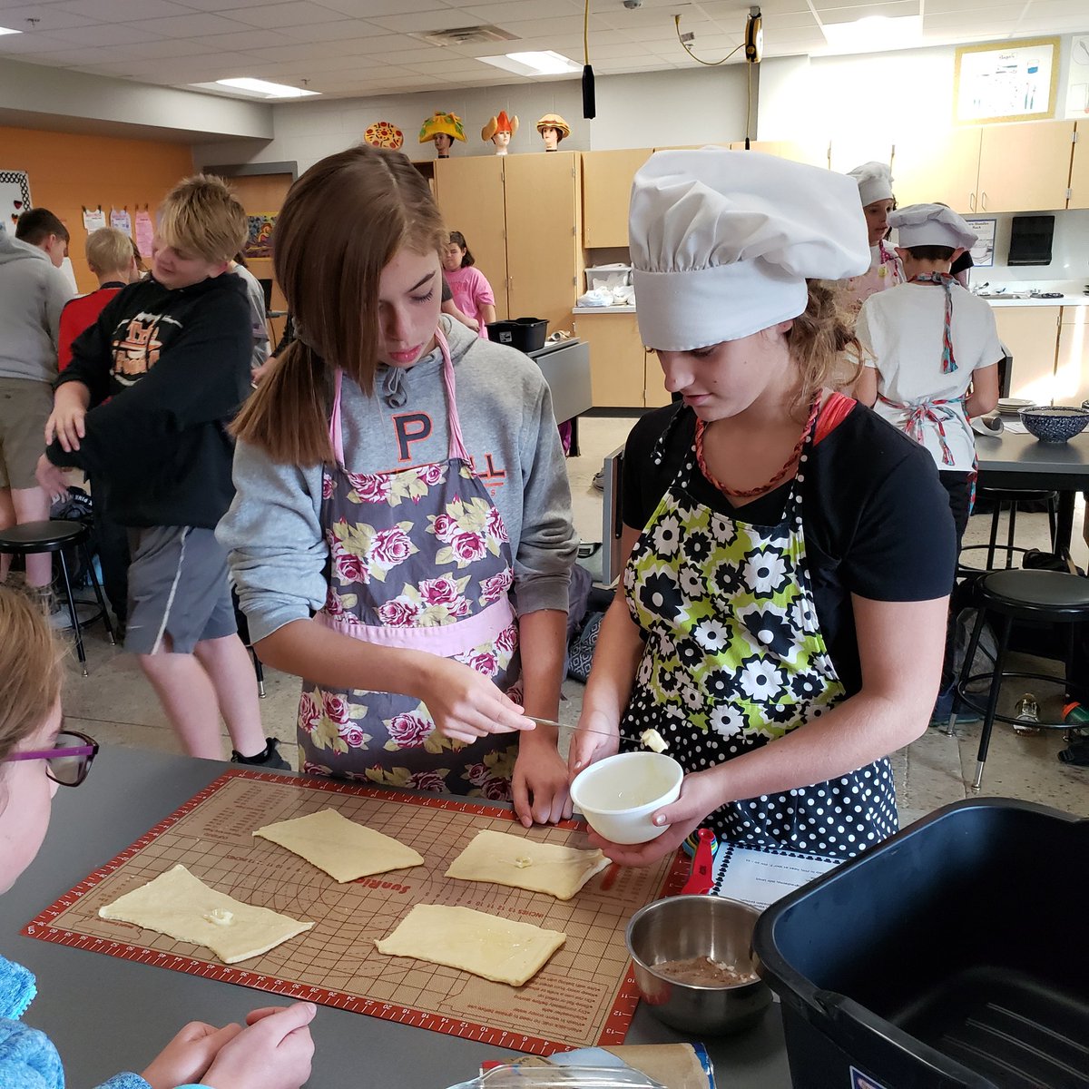 BetsyLewis4's tweet photo. Time to make the cinnaminies! Yum!@powhatanms 8thgraderslovetocook #FACS https://t.co/I7M29EmXf8