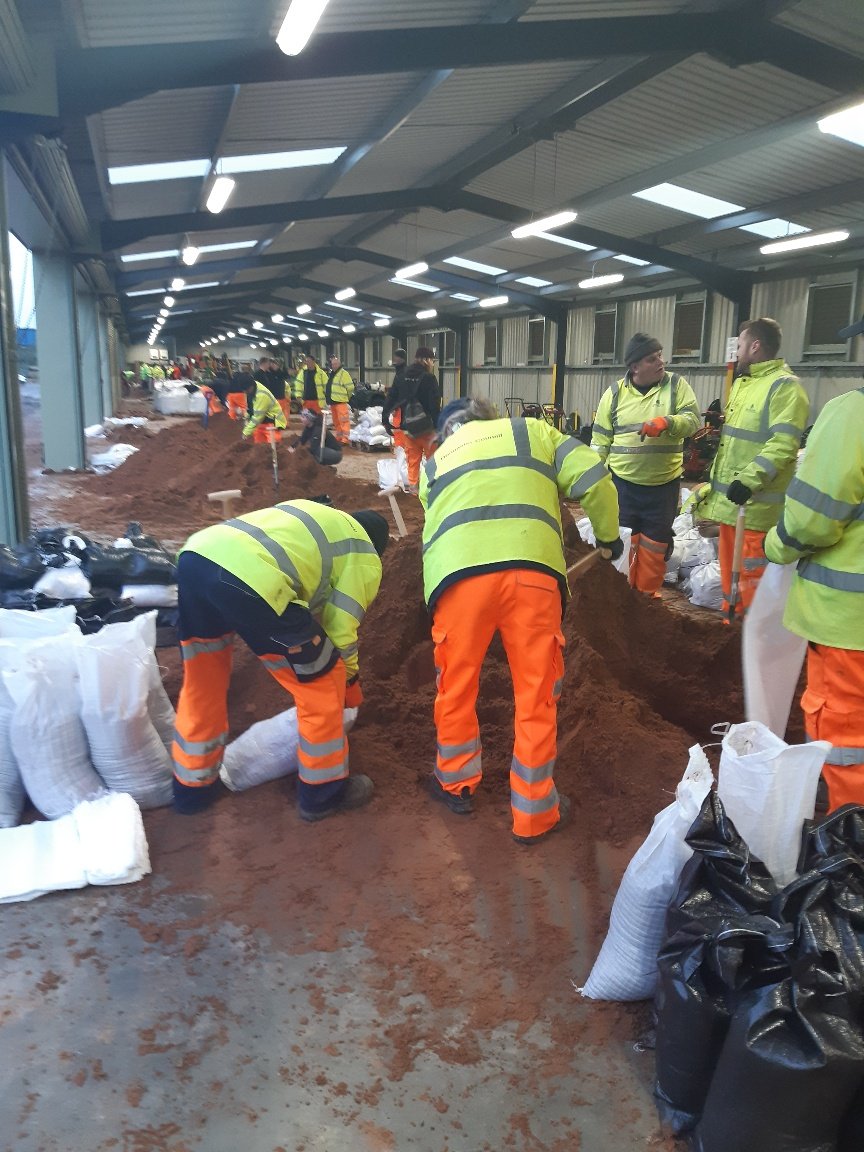 MyDoncaster's tweet photo. A big THANK YOU to all the staff who have volunteered to fill sandbags over the last few days.

It's been an incredible effort from everyone!

💪👏 https://t.co/Nm8qHcrZdX