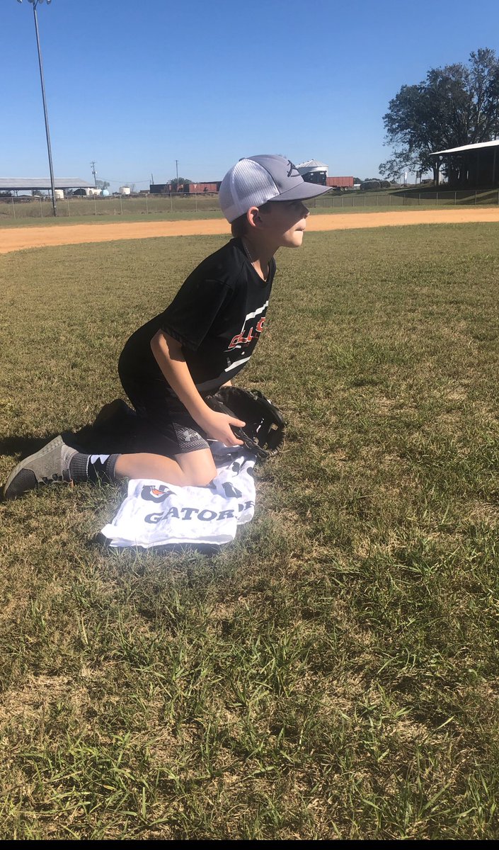 ExpandRoutine's tweet image. “Ron Washington drills”, better known as “Towel drills” for people who have done them for 2 decades 😉, are pointless without posture. Knees apart, butt off feet, chest forward. #ExpandRoutine