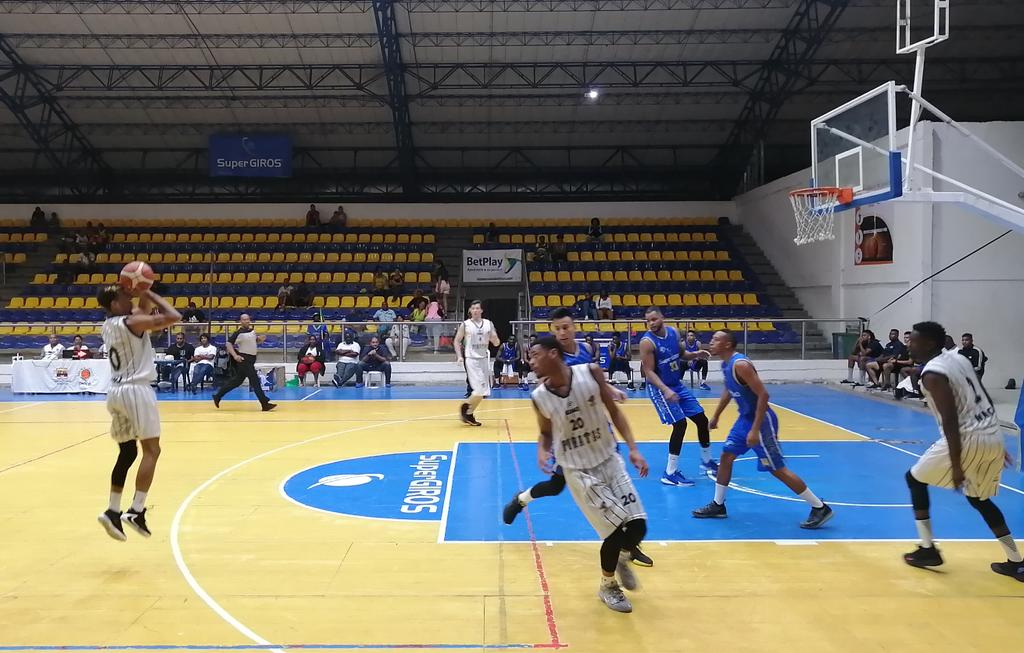 1er periodo en Quibdó
<a href="/CimarronesChoco/">Cimarrones del Chocó</a> 22 - 16 #PiratasBogota
Estadística en vivo fibalivestats.com/u/LDT/1453230/