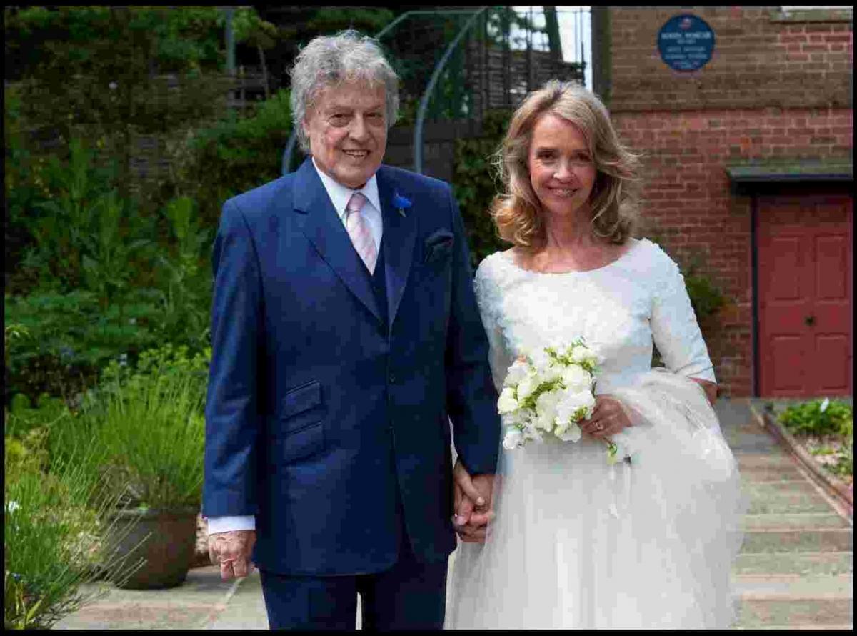 stoppard_tom's tweet photo. Hoy es jueves de #tbt, a mi primera boda de muchas, en 1965 con Josie Ingle🤨 #LiteraturaUniversalenRedes #NyluxenTwitter12 #SoyPurezadeMaría @gustavomizraim https://t.co/nDF9DMZvYE