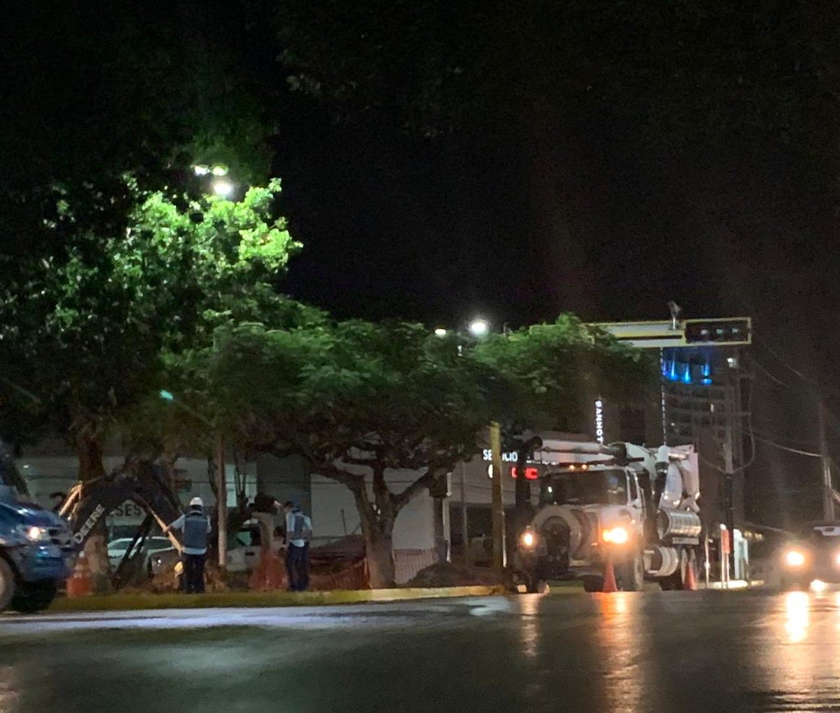 AytoCancun's tweet photo. Los trabajos por parte del personal de Aguakan continĂșan, les pedimos tomar sus precauciones al transitar sobre la #AvTulum con #AvSayil. đ§đźđ»ââïžđźđ»ââïžđ§ https://t.co/78OikRnnMS