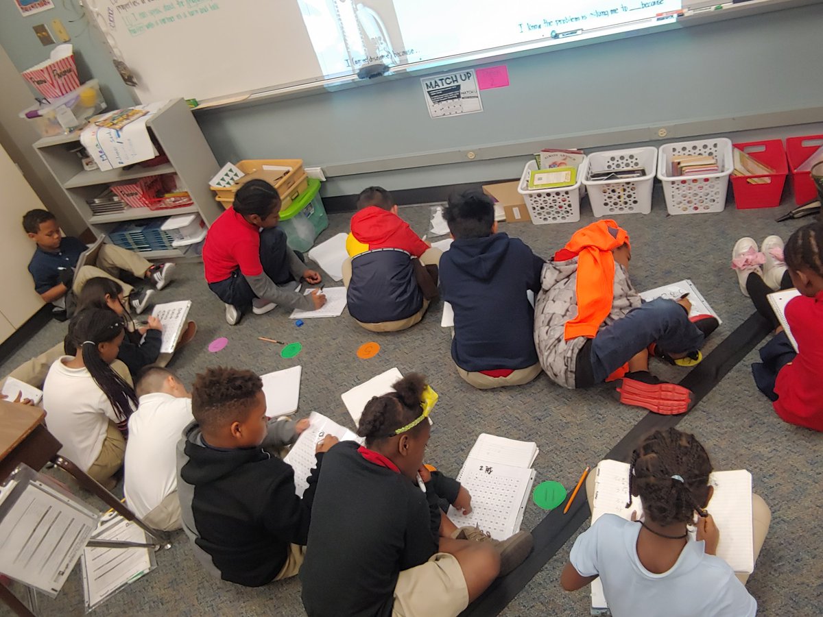 MsLDMac's tweet image. My students had a good time showing multiple ways to solve division problems  today ➗ #Sneed3rdGrade #BeLimitless @Aliefsneed @AliefMathK6 @brendaherrerahq