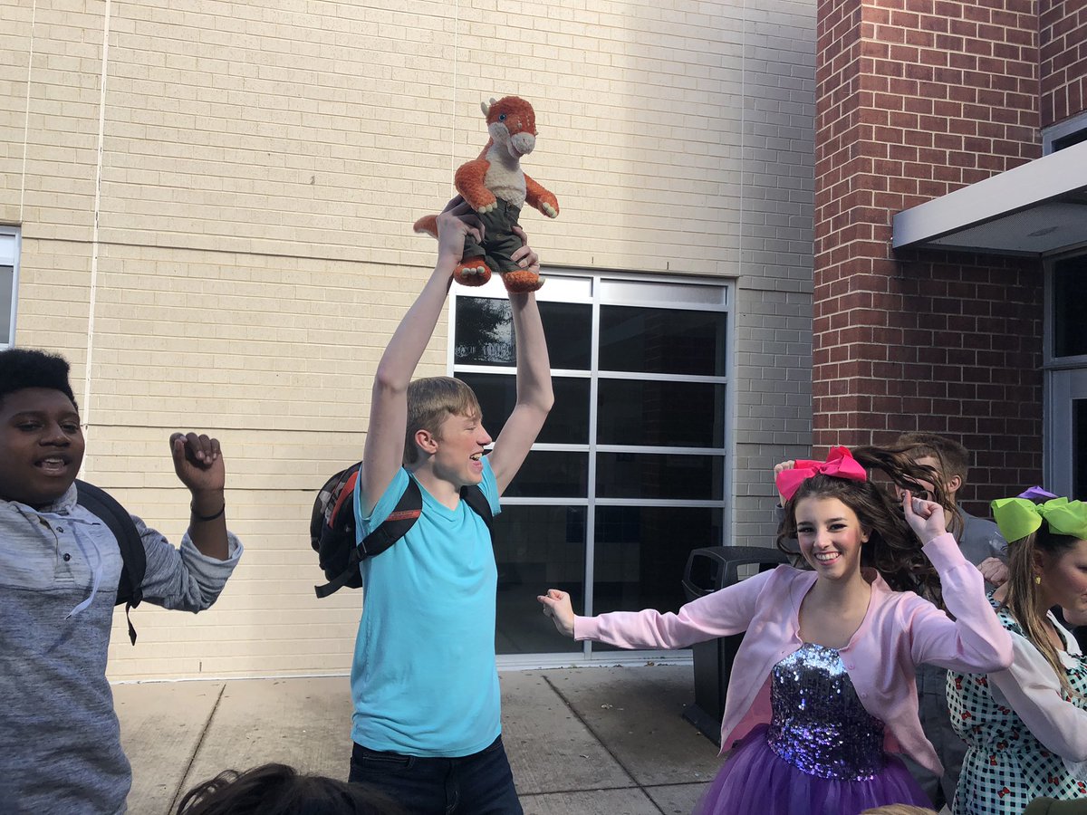 dvonne_ray's tweet photo. Thank you MHS for entertaining our kiddos!! We all LOVED seeing Junie B. Jones! #misdproud #mpempowered https://t.co/Bfyy427gkT