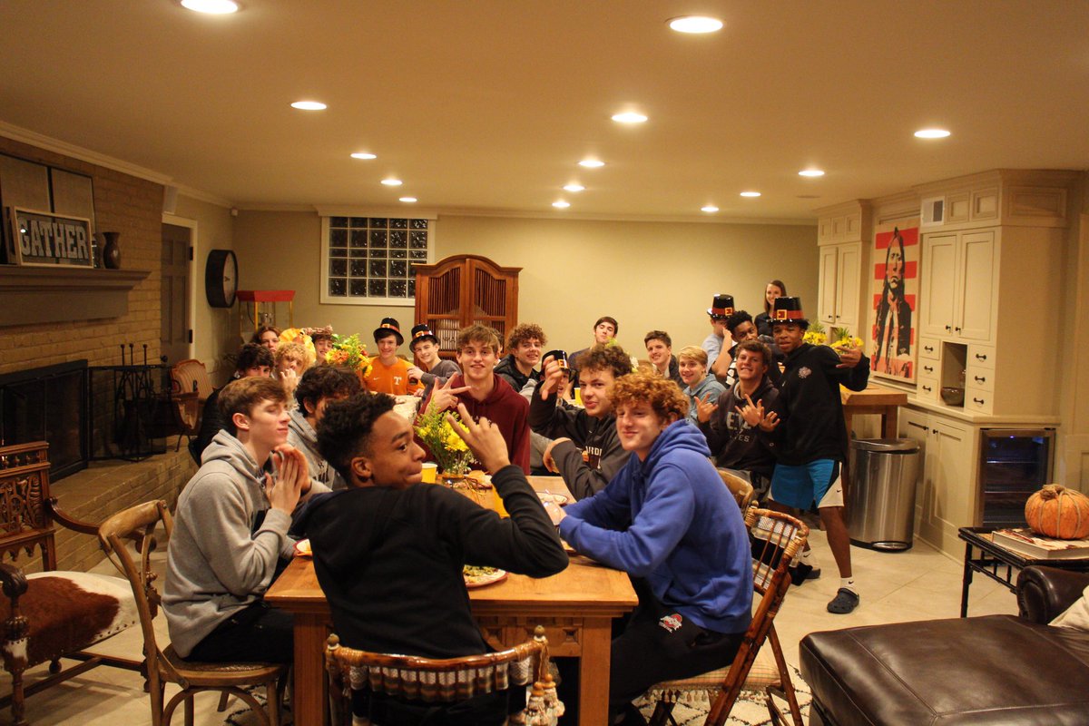 BeardenHoops's tweet image. What a great event for the @BeardenHoops team tonight! An early Thanksgiving Feast courtesy of the Shomakers @JanetShomaker and the all the Bulldog Boosters!! #manyhandsmakelightwork