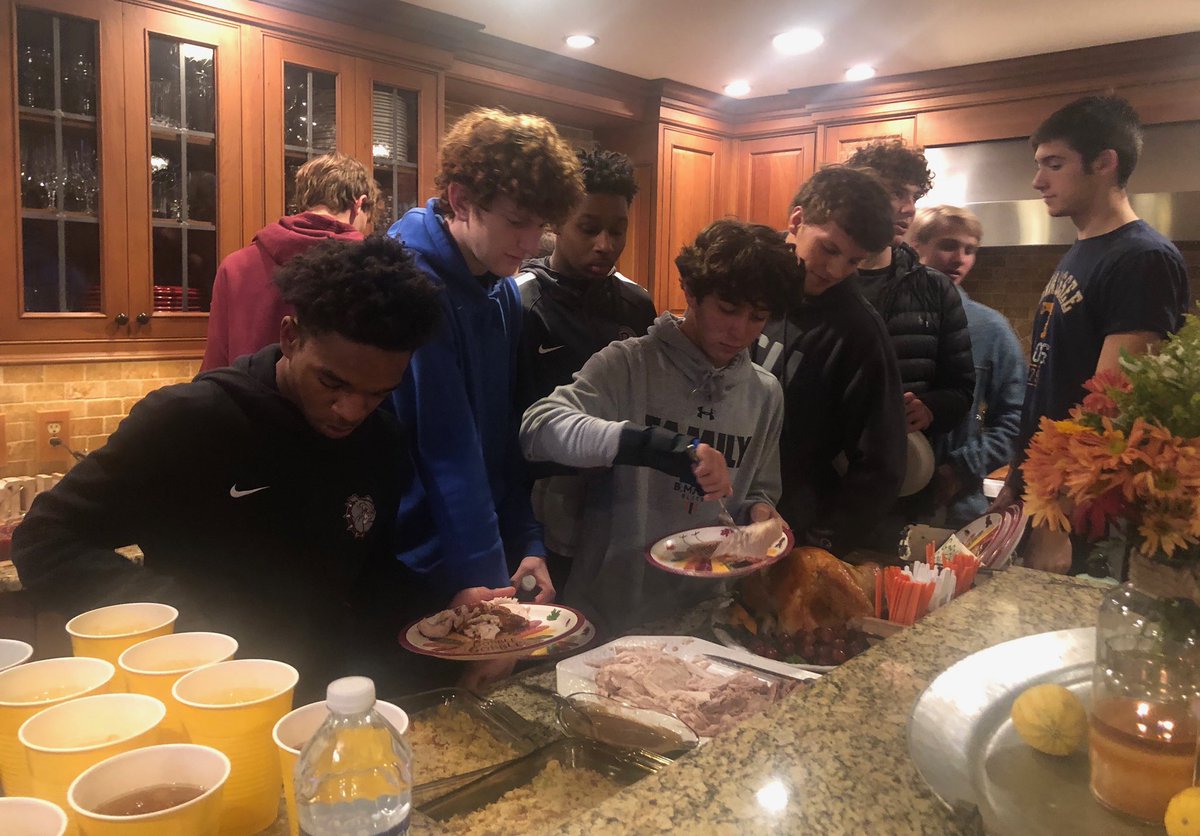 BeardenHoops's tweet image. What a great event for the @BeardenHoops team tonight! An early Thanksgiving Feast courtesy of the Shomakers @JanetShomaker and the all the Bulldog Boosters!! #manyhandsmakelightwork