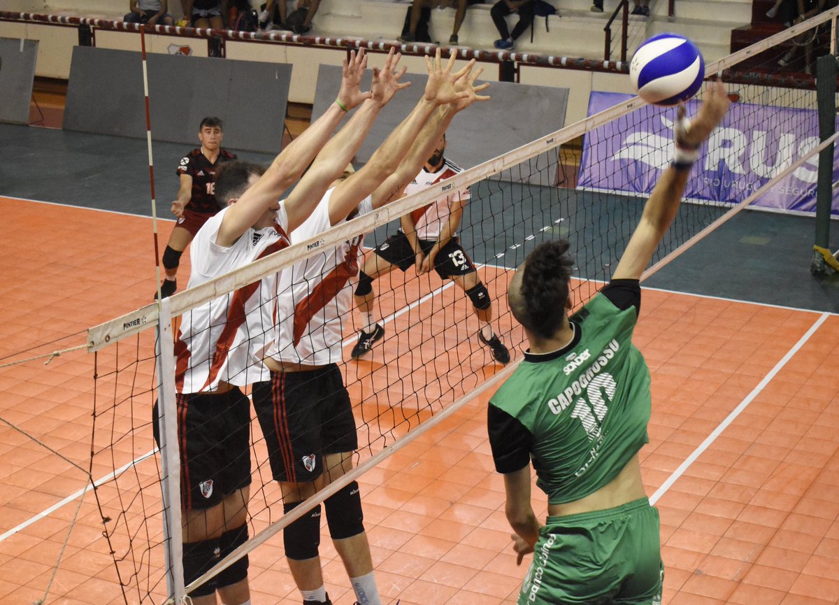 idriverplatense's tweet photo. Info Identidad: 🏐 #VóleyMasculino 
#LVA #Weekend3

En el Microestadio del Club, @RiverVoley venció 3-1 a @psmvoley (25-17, 23-25, 25-19 y 25-17) 💪💪💪👏👏👏.

📷 @RiverVoley
#VamosRiver ⚪🔴⚪ https://t.co/P1dUQsBHL7