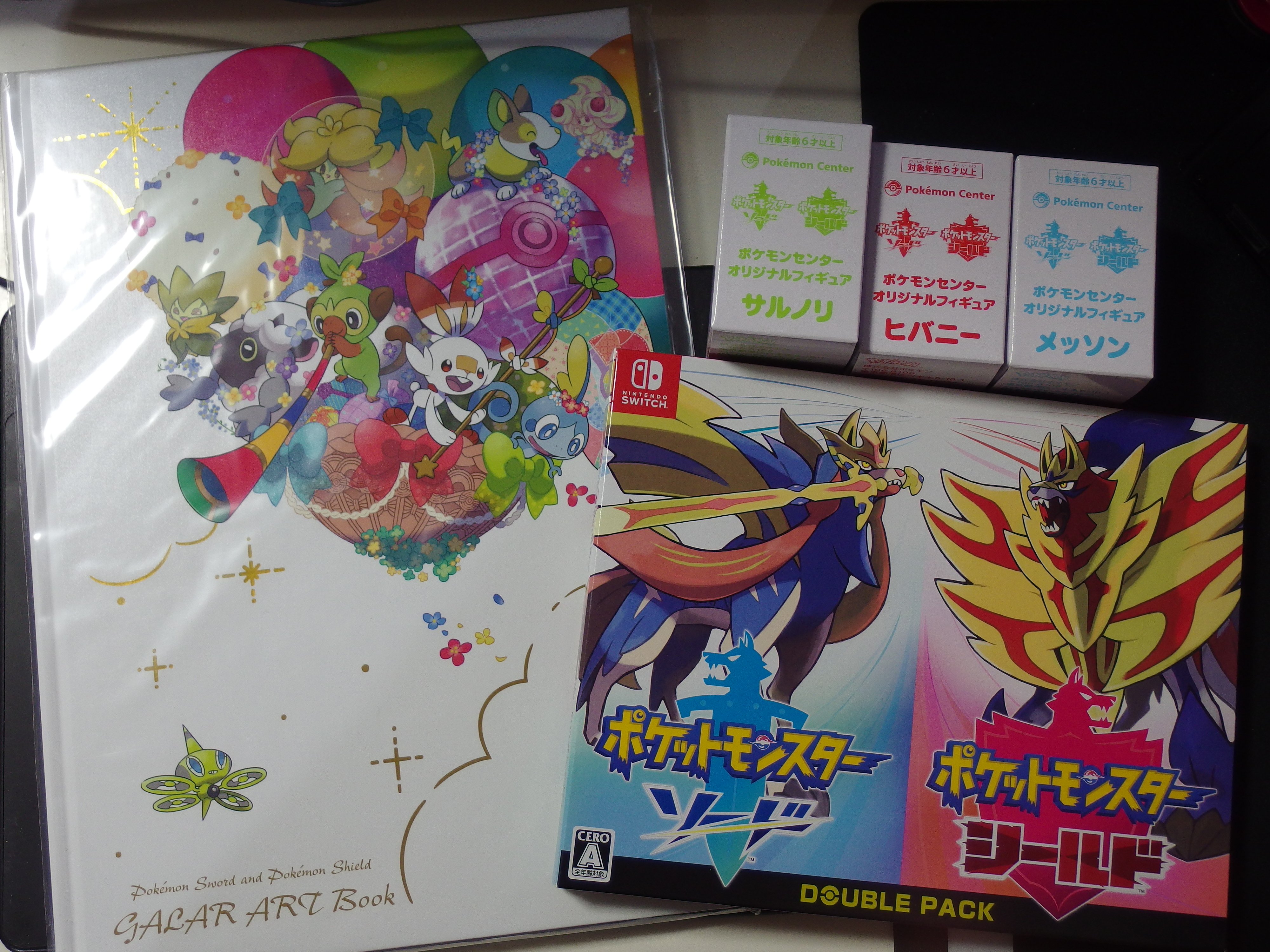 ヤスダイ No Twitter ポケモン ソード シールド ダブルパック ポケモンセンターオリジナルフィギュア3個セット オリジナルアートブックが届いた アートブックはハードカバーで高級な感じ ポケモン剣盾 T Co Zfmrltwwg8 Twitter