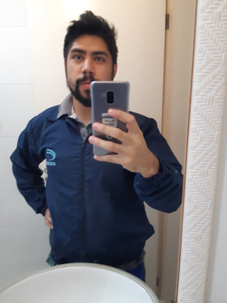 lucasbennun's tweet photo. Depois de 9 anos, minha jaqueta do ensino médio, de quando eu tinha 16 anos, ainda cabe em mim. Acho que nem cresci mais desde 2010. Tenho saudades dessa época! Ensino médio na Fucapi foi a melhor coisa que aconteceu na minha vida! Mudou a minha vida na verdade! Vaaleu #Fucapi! https://t.co/uj1TpeFc5b