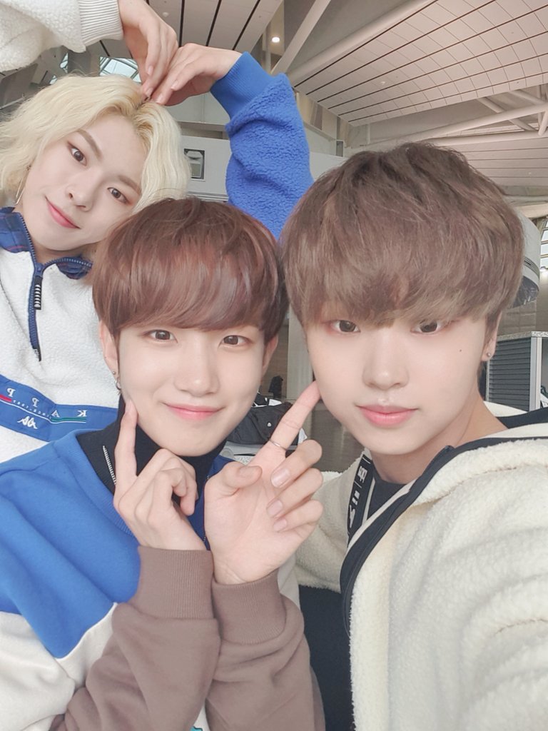 jflo_newkidd's tweet photo. [#뉴키드] 우크라이나 잘 다녀올게요💕 한국 팬 여러분 저희 없는 동안 밥 잘 챙겨먹고 감기 조심하기😊 금방 다시 만나요❣
 
#Newkidd #뉴키드 #Yunmin #윤민 #Woochul #우철 #Hwi #휘 #우크라이나 #Ukraine #키예프 #Kiev https://t.co/4VWm9Yt3u7