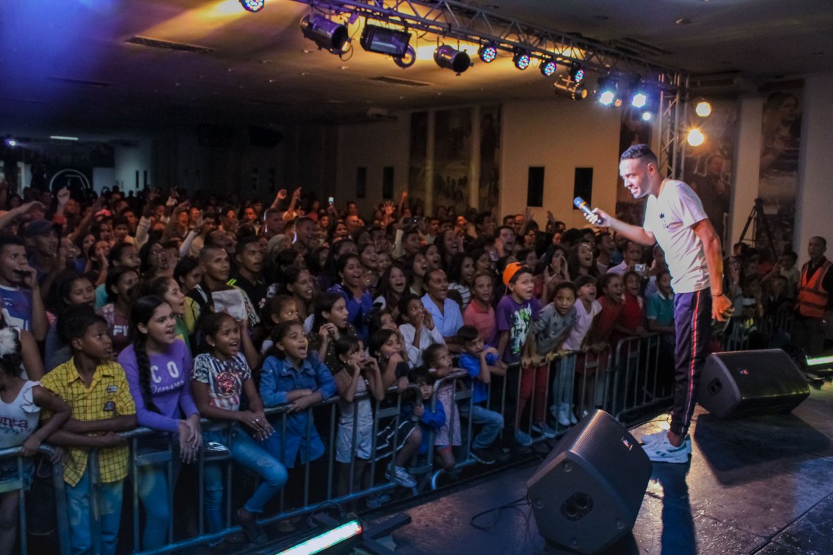 CMPGuayana's tweet photo. ¡Noche de bendición! viviendo en nuestro Congreso de Jóvenes #YvimosSuGLoria! Hoy bandas naciones y regionales en nuestro #Concierto, unidos engrandeciendo el nombre de Cristo. #CongresoDeJóvenes https://t.co/ZkZdKLAa1c