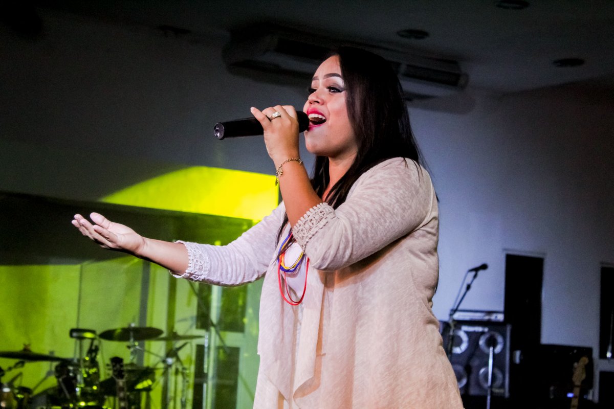 CMPGuayana's tweet photo. ¡Noche de bendición! viviendo en nuestro Congreso de Jóvenes #YvimosSuGLoria! Hoy bandas naciones y regionales en nuestro #Concierto, unidos engrandeciendo el nombre de Cristo. #CongresoDeJóvenes https://t.co/ZkZdKLAa1c