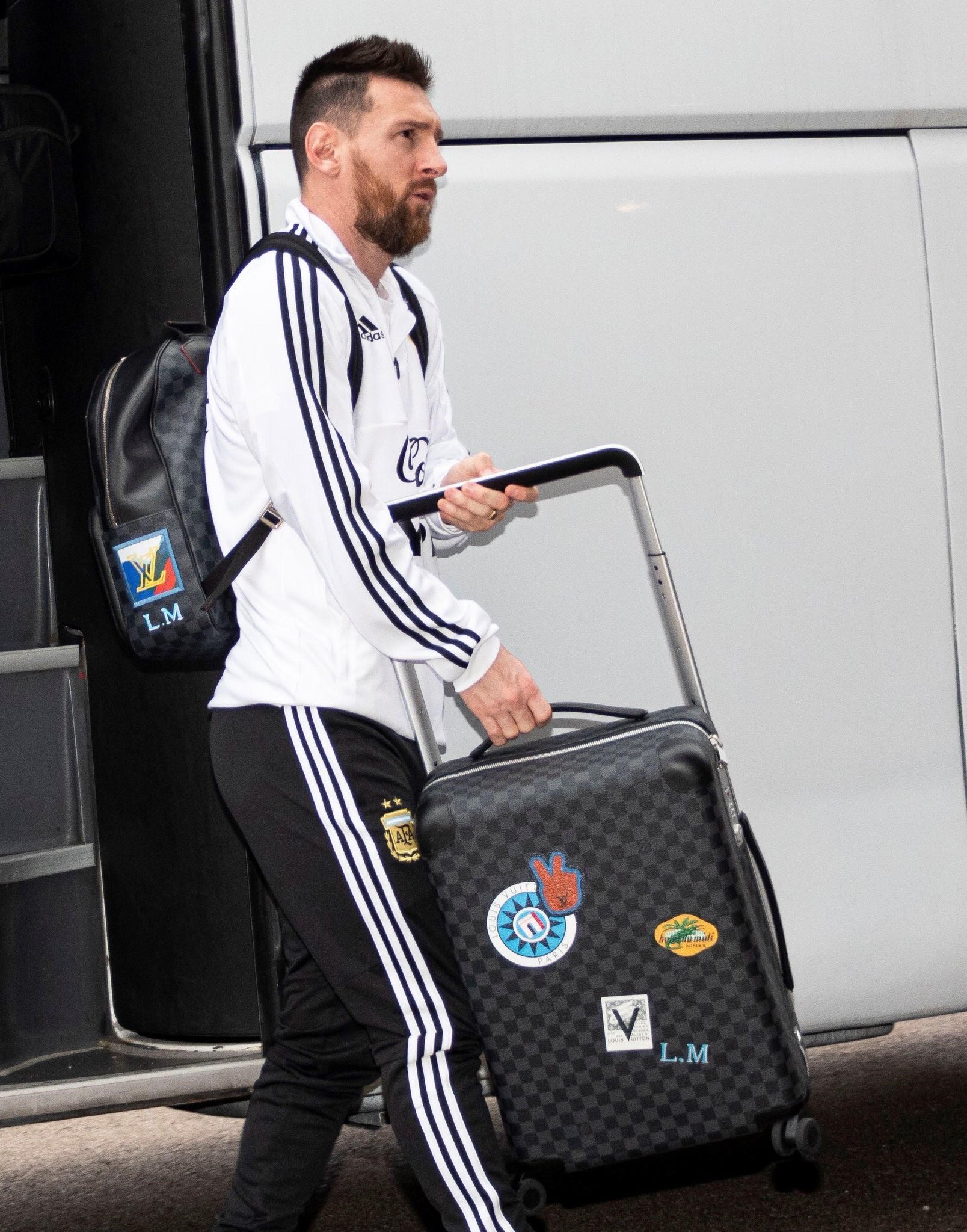 Leo Messi: cuanto cuesta en dólares la mochila con logo NBA de Louis Vuitton  que usó en Selección Argentina para Eliminatorias Mundial Qatar 2022