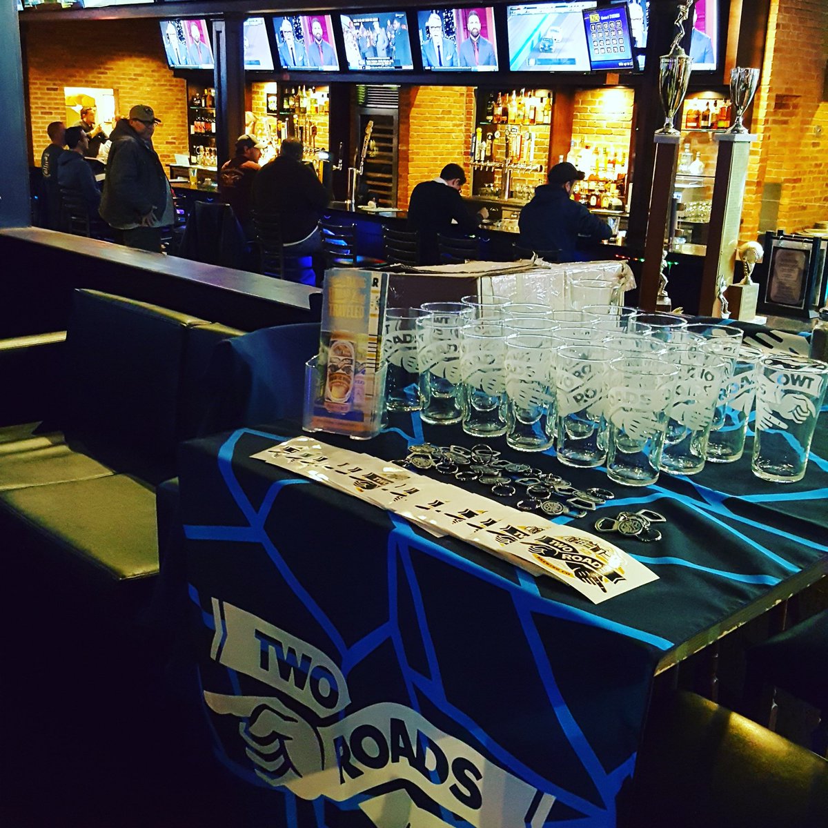 TweetzPeters's tweet photo. Hanging out at @victory_grille in Dedham for a little Thursday Night Football!  Come have an @2RoadsBrewing pint with us!  #CraftBeer #nfl #nebeer #comegetsome https://t.co/ZMHUo0paFH