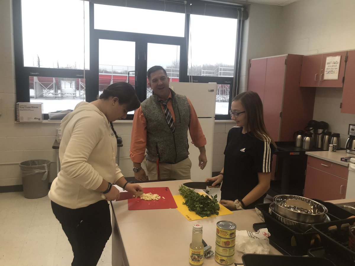pcheech17's tweet photo. Mr. Smiley’s students embrace the fine culinary experience. Excellent job to our students preparing the delectable dish: “linguini &amp; white clam sauce”. #rchs #redcreek #culinary #Food https://t.co/dNoCIta98L
