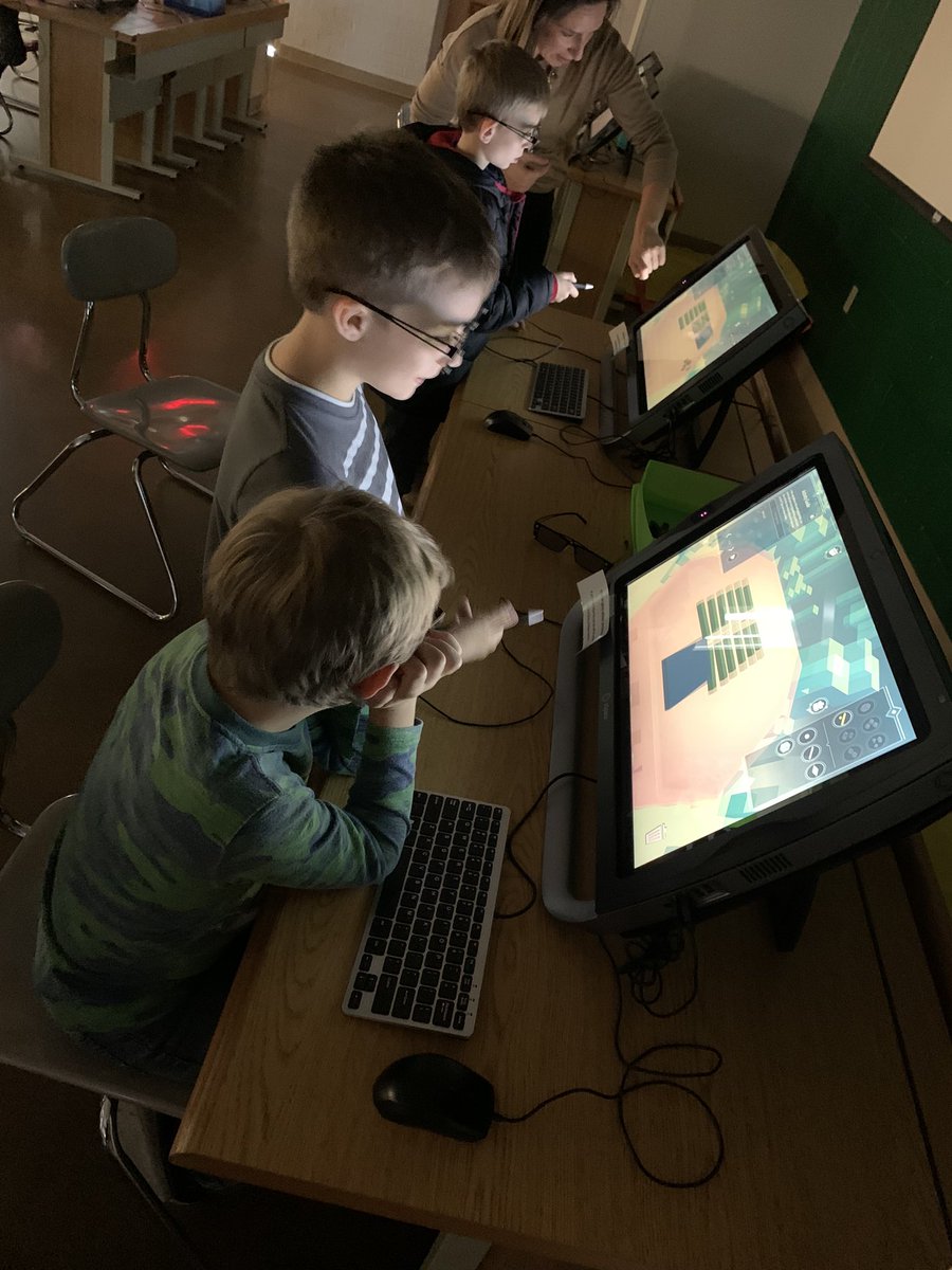 KimBrownSGEL2's tweet photo. Took a trip to HS library to try out the Zspace.   The students are seeing Place value blocks in 3D.  #studentengagement #mathisfun #BeADragonSGEL https://t.co/tZz1fX8IHV