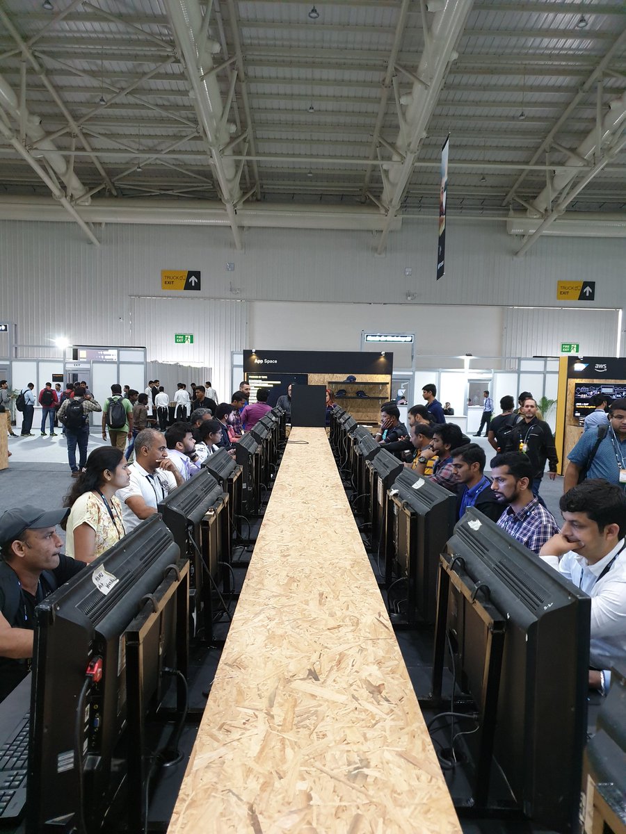 IObert_'s tweet image. The last day of this #TechEd season just started and all slots at the #DeveloperGarage are already filled. Awesome, keep it going!