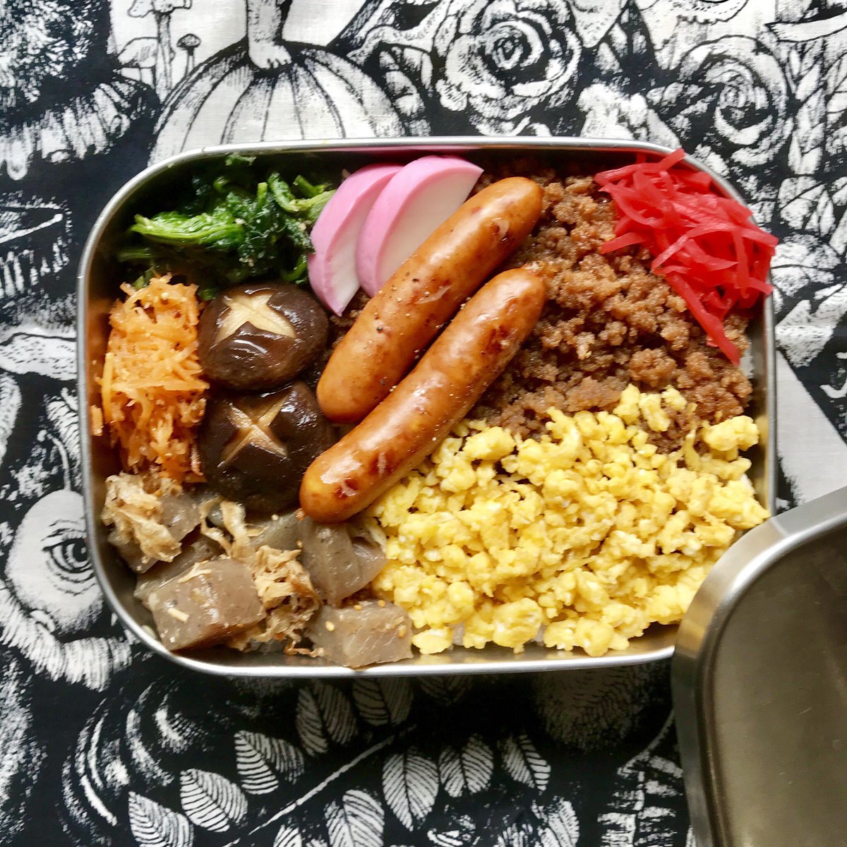 キューライス Ar Twitter 今日のお弁当 鳥そぼろ 卵そぼろ こんにゃくとツナの土佐煮 ほうれん草 味噌バター炒め 人参ハニーマスタードサラダ 椎茸の含め煮 かまぼこ ウインナー 牛肉しぐれ煮と鳥そぼろがなんだかんだでお弁当おかずで一番好き キューライス Ar Twitter 今日のお弁当 鳥そぼろ 卵そぼろ こんにゃくとツナの土佐煮 ほうれん草 味噌バター炒め 人参ハニーマスタードサラダ 椎茸の含め煮 かまぼこ ウインナー 牛肉しぐれ煮と鳥そぼろがなんだかんだでお弁当おかずで一番好き