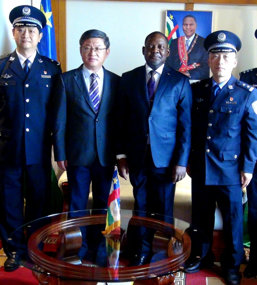 FirminNgrebada's tweet photo. Le Premier Ministre Firmin Ngrebada a reçu ce jeudi 15 novembre 2019 à la Primature une équipe de conseillers techniques chinois venus fournir de l'assistance technique au Ministère de la Sécurité publique. https://t.co/o0vkFmwZVz