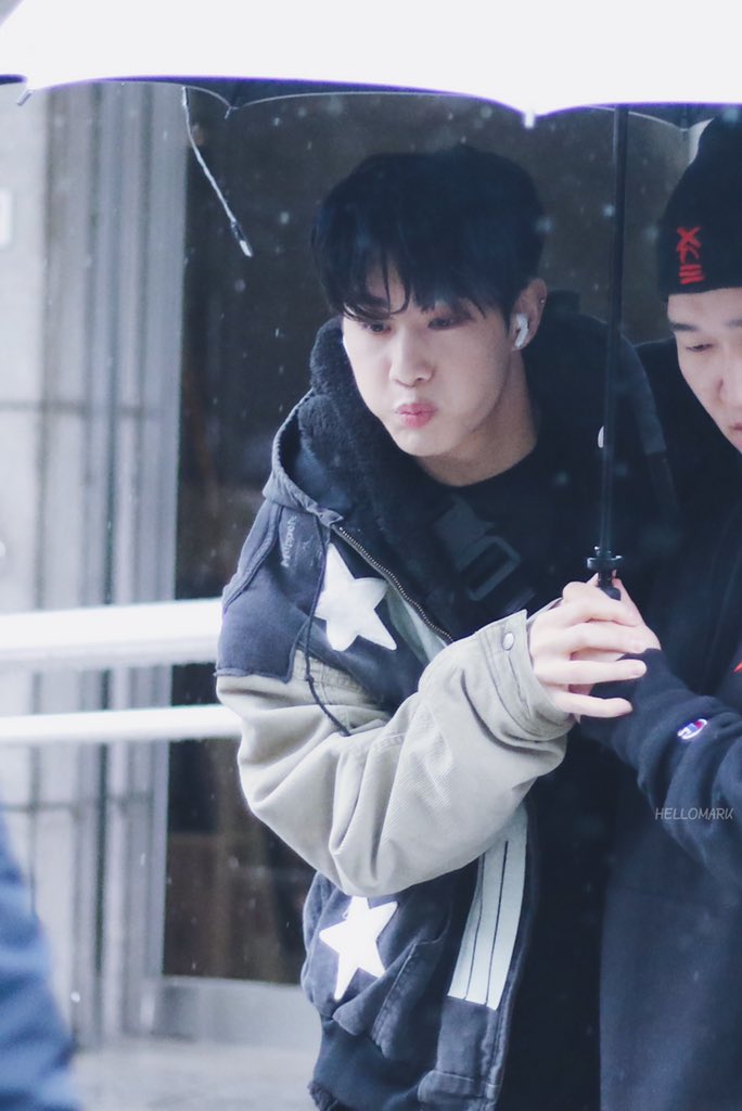 hellomark0904's tweet image. 191115 #마크 비가 마니 와서 조심ㅠ☔️
#GOT7 #MARK #갓세븐   
#GOT7_YouCallingMyName  
#GOT7_니가부르는나의이름