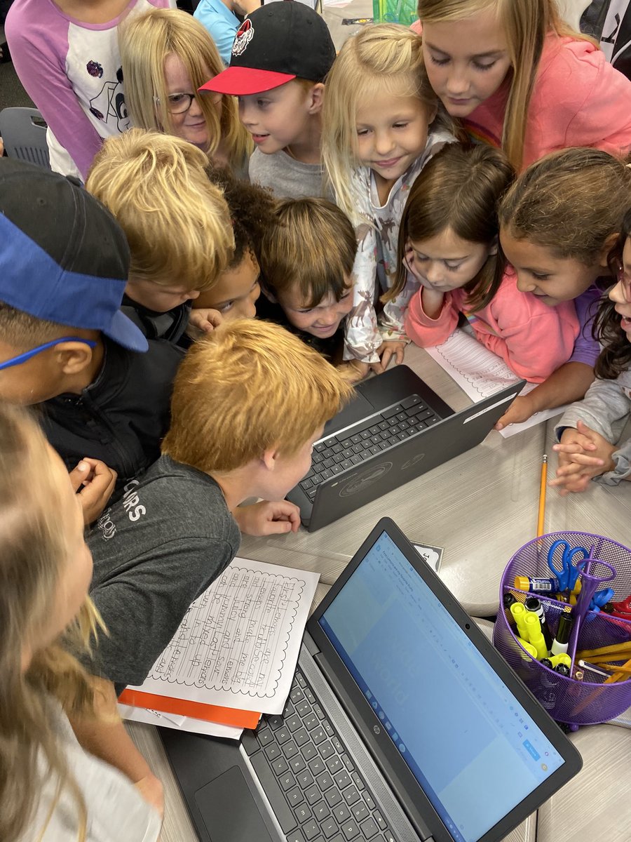 When you pass a level on Lexia and your class surrounds you with support in your triumph!! 💖⁦<a href="/SanOnofreSchool/">San Onofre School</a>⁩