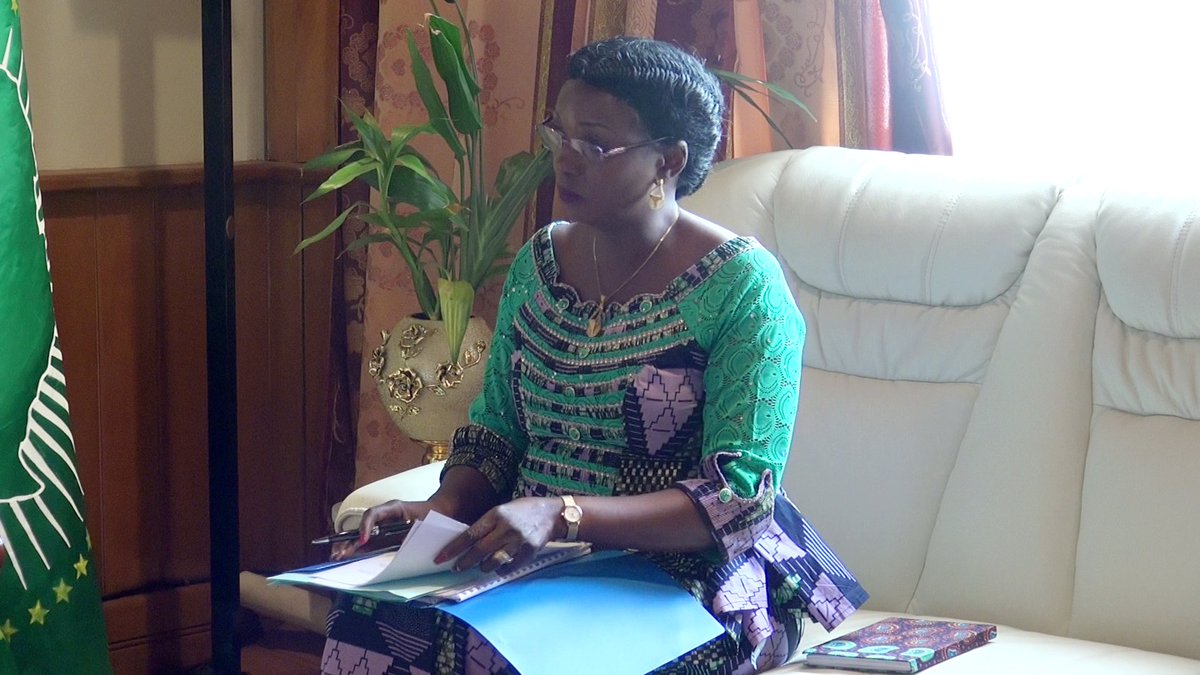 FirminNgrebada's tweet photo. Le Premier Ministre Firmin Ngrebada a reçu ce jeudi 15 novembre 2019 à la Primature les Membres du Bureau du Comité de pilotage de la Commission Vérité Justice Réparation et Réconciliation pour discuter des modalités d'examen du projet de loi mettant en place la CVJRR. https://t.co/Lu9O78qGy5