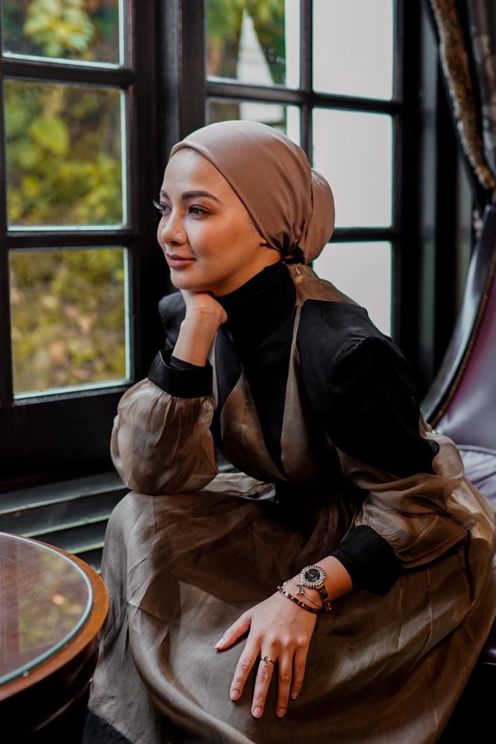 Neelofa's tweet photo. Wearing elegance and femininity on my sleeves with the Swarovski Symbolic Collection #swarovskiMY #sparkdelight #fosmy https://t.co/YFjEVbNAhs