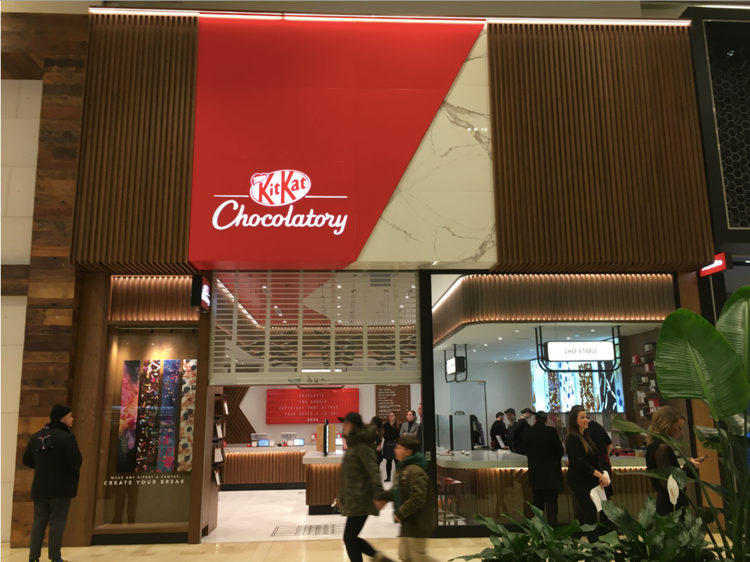 RetailInsider_'s tweet photo. KitKat Opens Innovative First-in-Canada Experiential ‘Chocolatory’ Retail Concept [Photos] https://t.co/jcTykmlB5k🍫@KITKAT @Nestle #RetailInsider #retail #KitKat #YorkdaleShoppingCentre #experiential #innovative #chocolatory #interactive #retailspace #cheftable #brandengagement https://t.co/Pf9bxoeagr