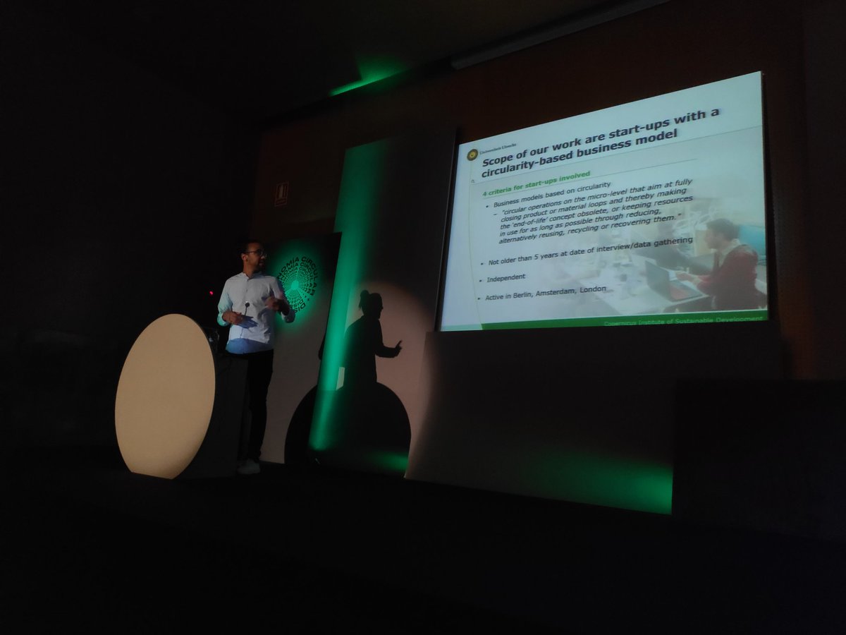 Ecologing's tweet photo. Arranca el último día en #foroecd en Valencia @ADCV_com con Marvin Henry @UniUtrecht enseñando los resultados sobre #diseño #modelosdenegocioscirculares #emprendimientocircular https://t.co/9hz7hat5GS