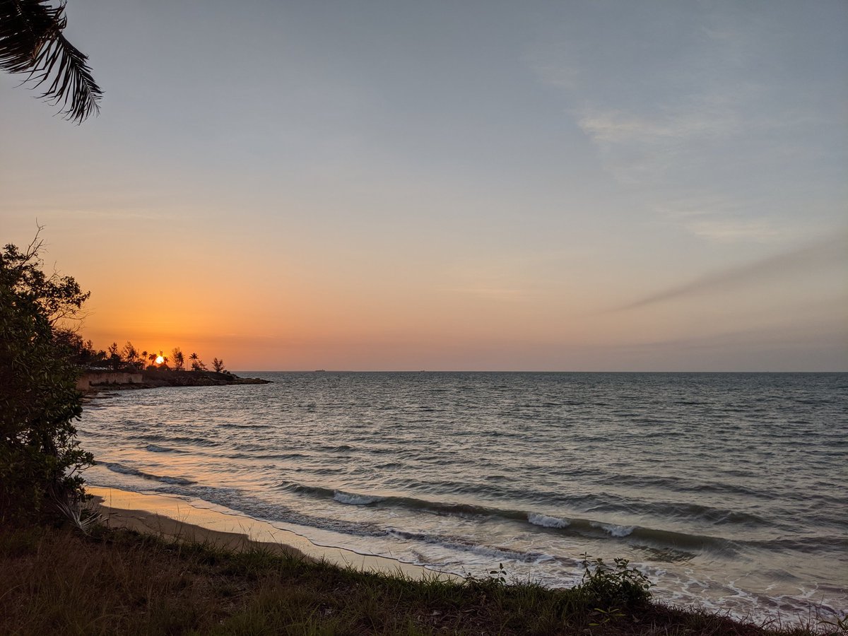 Darwin sunset 👌#sunset #sunsets #weatherporn #darwin #tropical #nofilter #pixel3 #nt #ntweather #northernterritory – at Nightcliff Foreshore