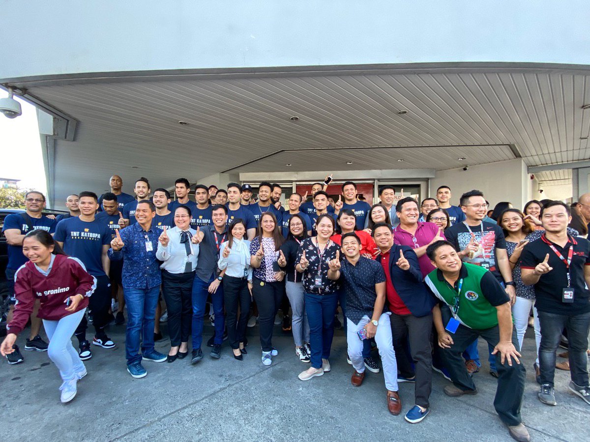 gabbycui's tweet photo. TNT KaTropa at the PLDT SMART store in Davao! Saying hi to customers and employees!
#WalangIwananTropa
#TropaIsLife https://t.co/0rNUEh43dO
