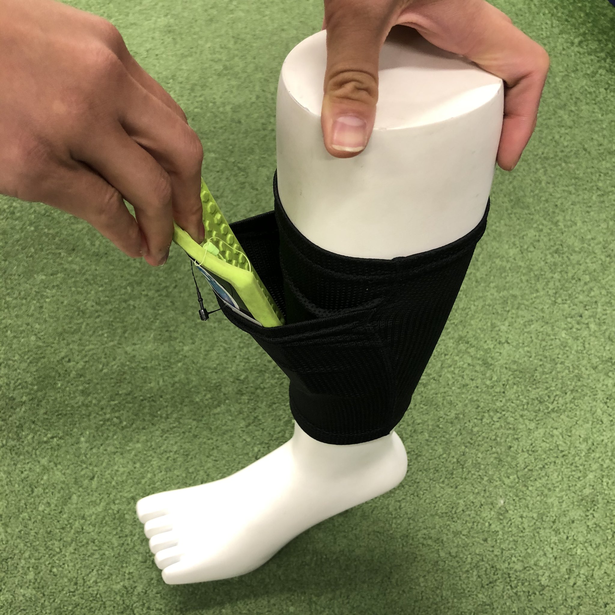 スポーツスタジアムソブエ サッカー すね当てがずれてしまうお子さんにオススメの商品を紹介します すね当てをポケットに入れるだけでソックスの中でズレるのを防げます 洗えるので衛生面でも サッカー すね当て レガース シンガードスリーブ