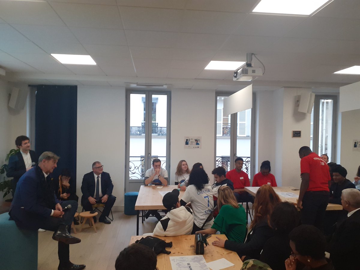 laplateformei's tweet photo. [#HackaTeame] Échanges sur l'entrepreunariat entre @JMBorello et les jeunes participants du programme #teame de @laplateformei : inspiration, partage d'expériences et réponses sans tabou ! https://t.co/yYHV19oUwu