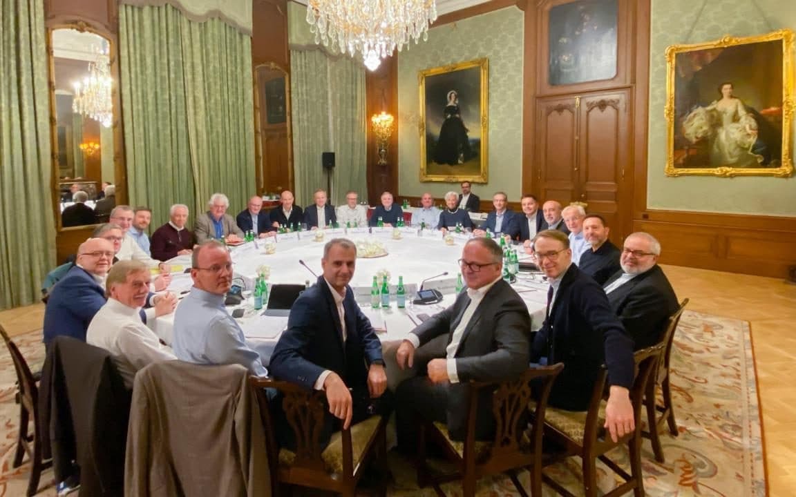 SchachbrettW's tweet photo. 1/ Der erhabene EZB Rat während einer Sitzung letzte Nacht auf einem Schloss in der Nähe von Frankfurt. https://t.co/7mXreTZjHl