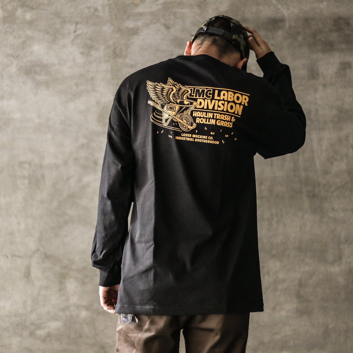 Feelin_osaka's tweet photo. 【LOSER MACHINE】HAULER L/S TEE (BLACK) Lサイズ
https://t.co/D7cO1iptDd
工事現場をフィーチャーした”JOB SITE SERIES”のL/S TEE。
漢気溢れる無骨なグラフィックが渋いですね◎
#losermachine #losermachinecompany #tee #streetwear #streetstyle #streetfashion #fashion #feelinosaka #feelin https://t.co/IiPc3YtMqY
